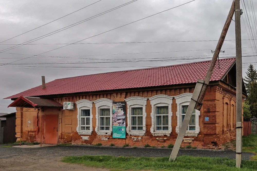 Жилой дом с лавкой