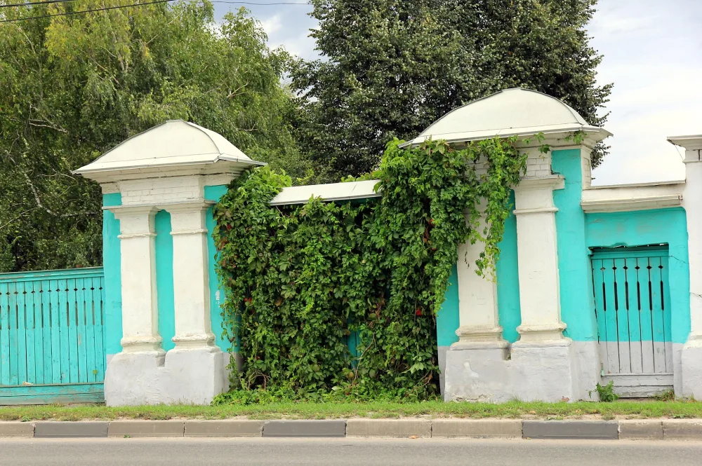 Ограда с двумя воротами (Коломна)