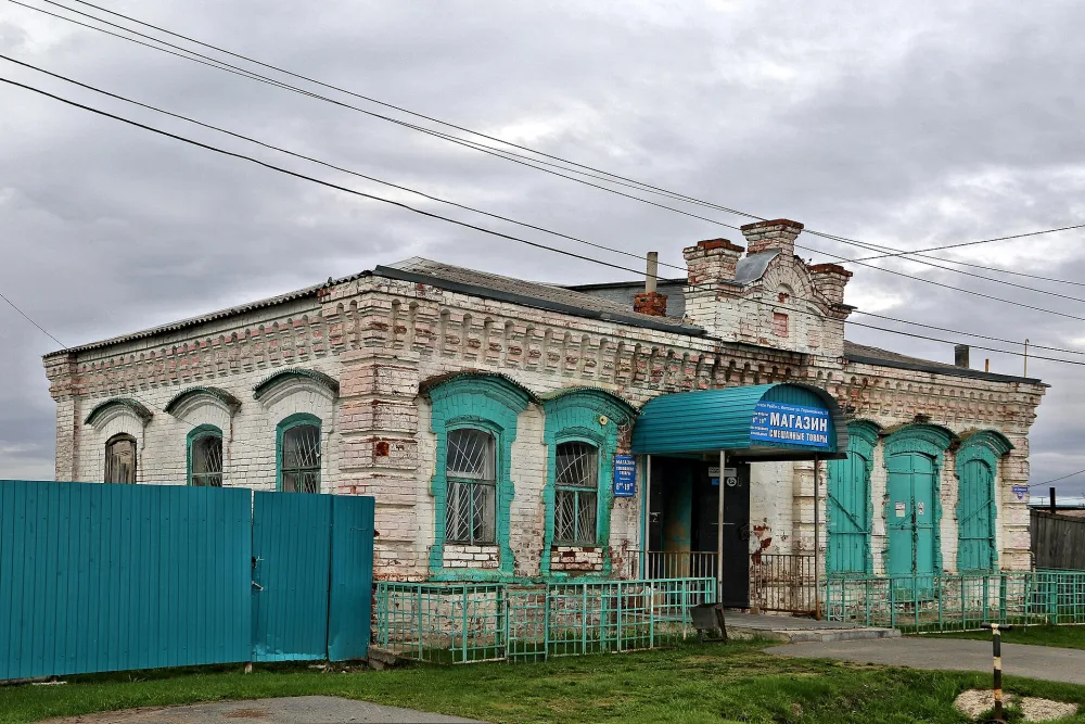 Жилой дом с лавкой
