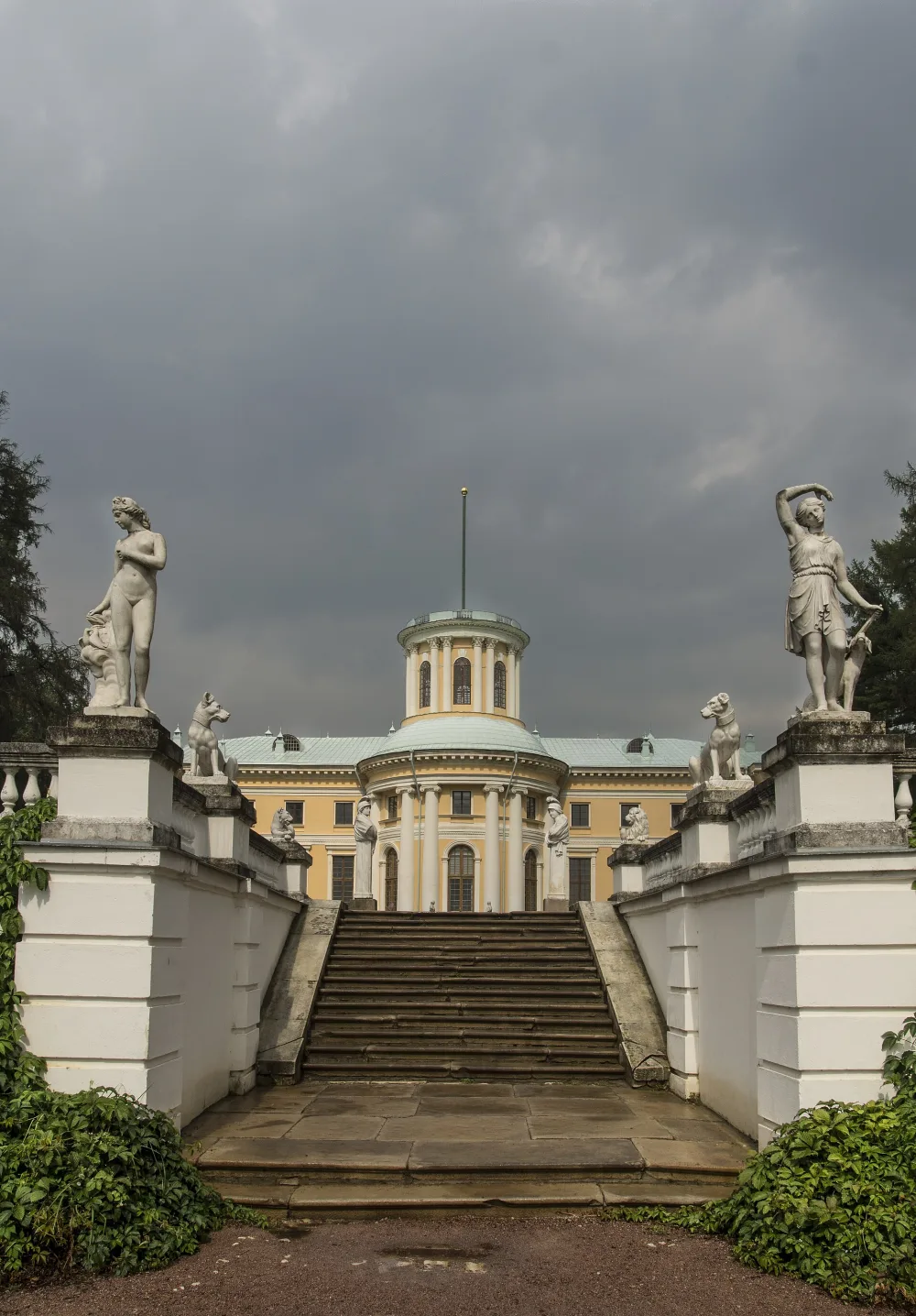 Верхняя терраса у главного дворца в усадьбе Архангельское