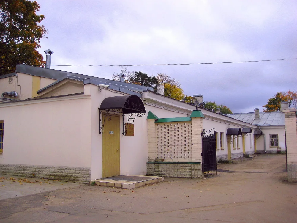 Хозяйственные постройки (три)