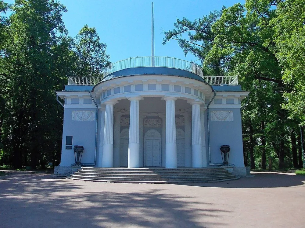 Павильон под флагом