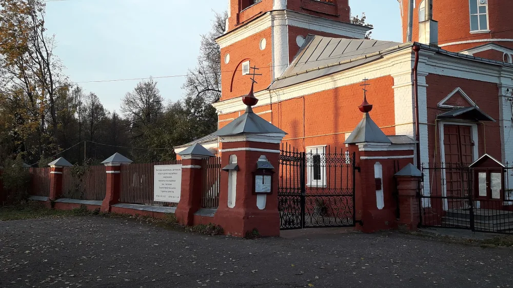 Ограда с воротами (Рахманово)