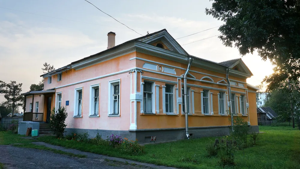 Жилой дом — бывший дом Ильинских, с 1910-х гг. — дом общественного собрания (Новая Ладога)