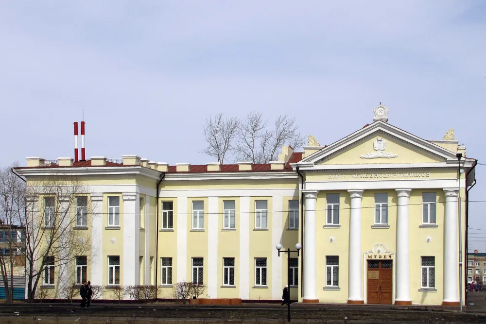 Клуб железнодорожников, одно из первых клубных зданий области (Исилькуль)