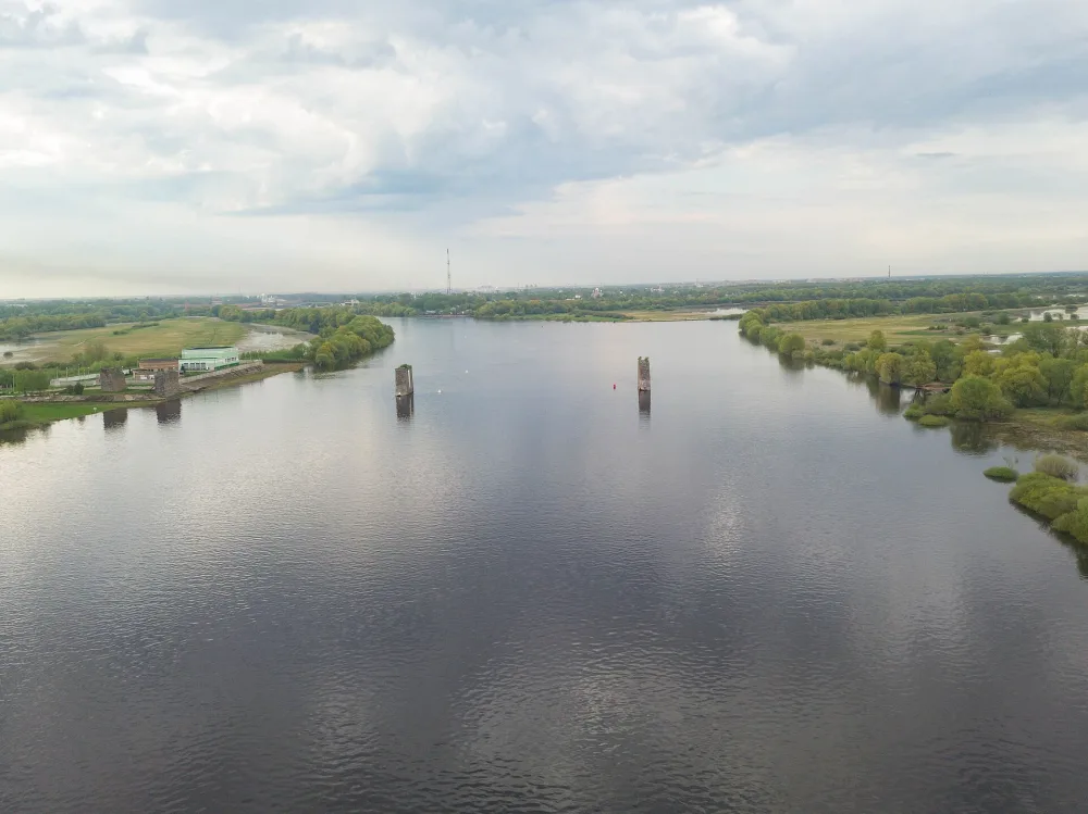 Устои и быки моста недостроенной железной дороги Санкт-Петербург - Орел (Великий Новгород)