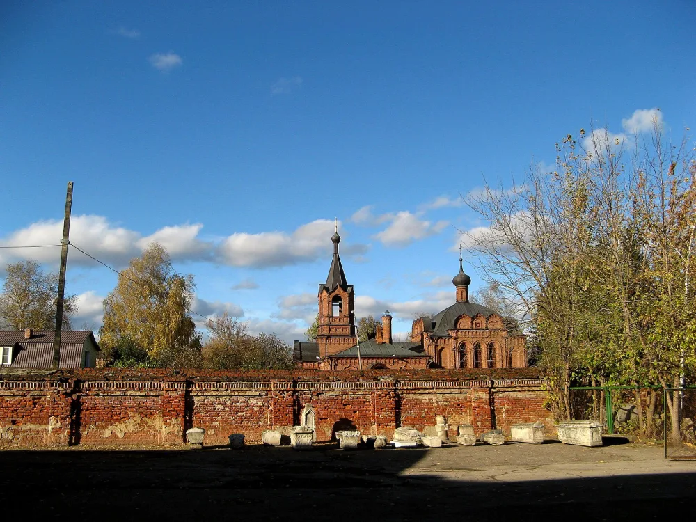 Кирпичная ограда