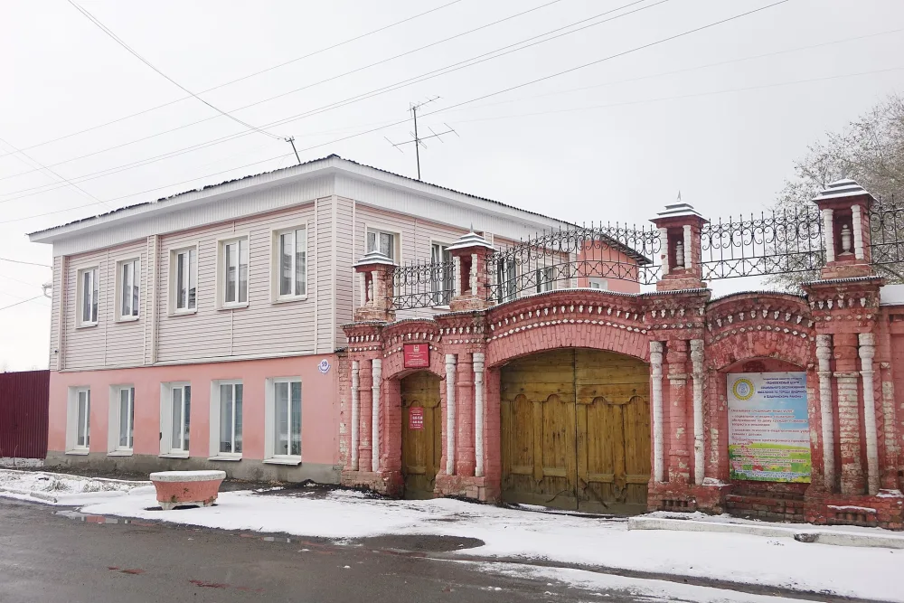 Ворота и часть стены усадьбы Т.Е. Углицких (Шадринск)