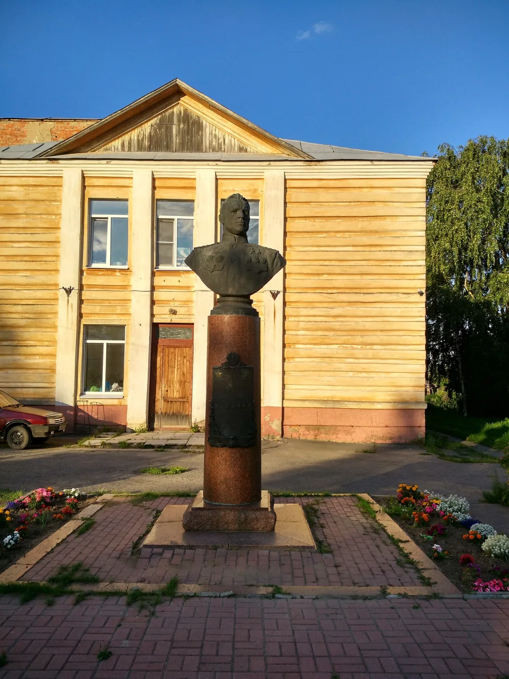 Бюст дважды Героя Советского Союза А.Ф. Клубова