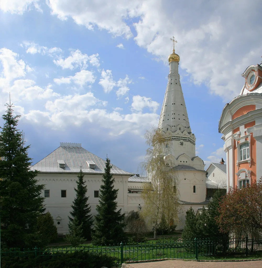 Больничные палаты с церковью преподобных Зосимы и Савватия Соловецких (Сергиев Посад)