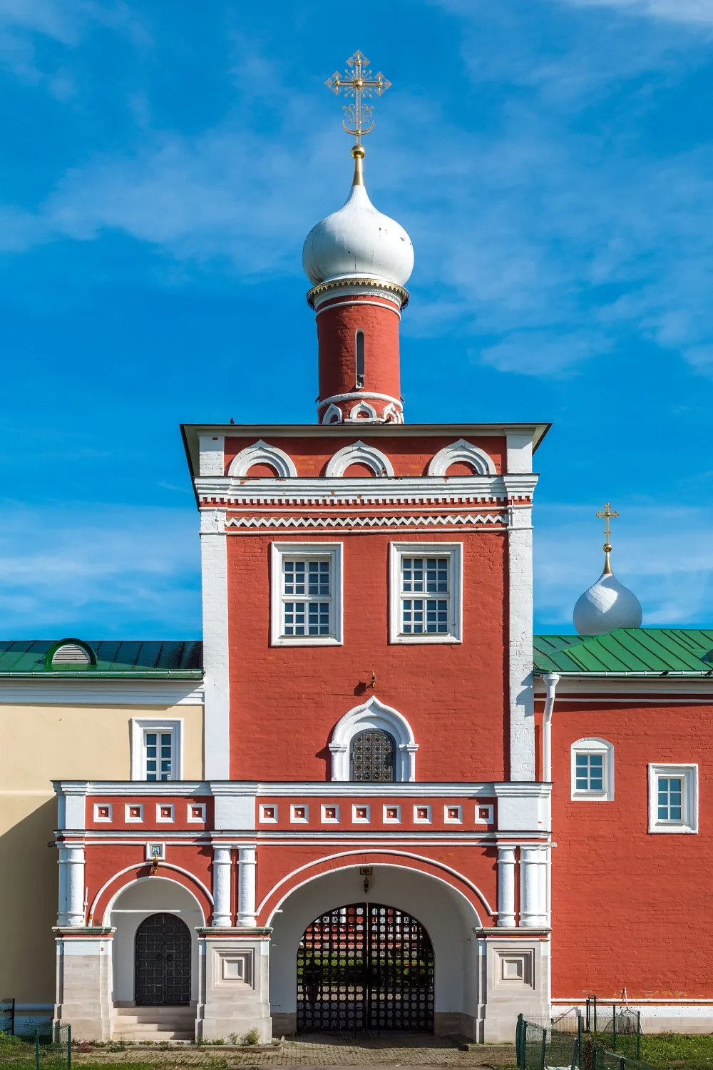 Надвратная церковь Преображения Господня (Луговой)