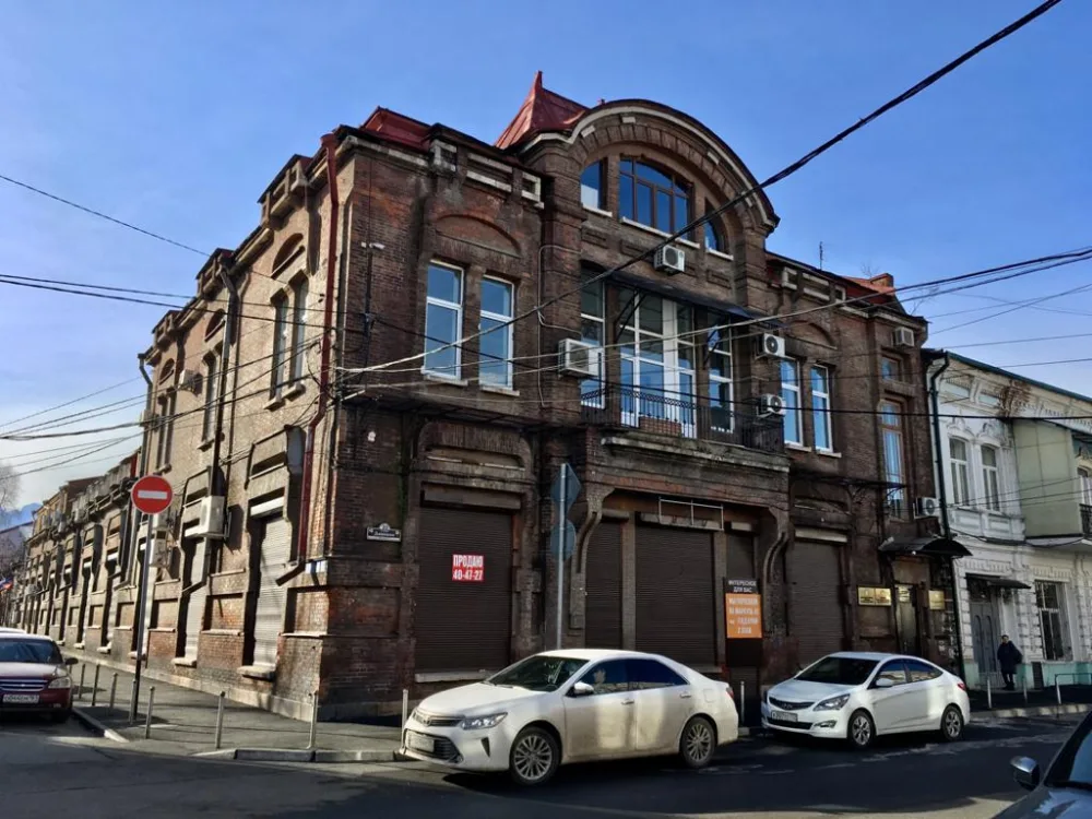 Здание торговой фирмы «Киракозов—Оганов» на Джанаева