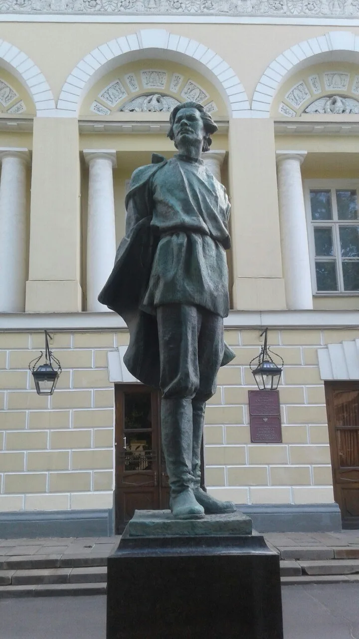 Памятник Горькому на Поварской