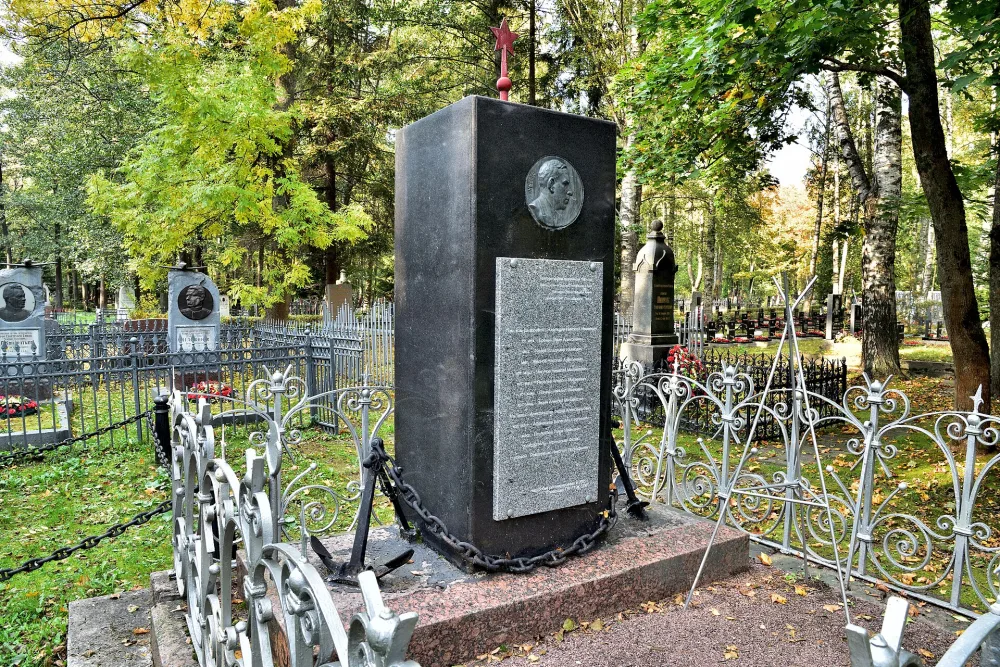 Братская могила членов экипажа ледокола «Тазуя», погибших 02.12.1941 в период Великой Отечественной войны (Кронштадт)