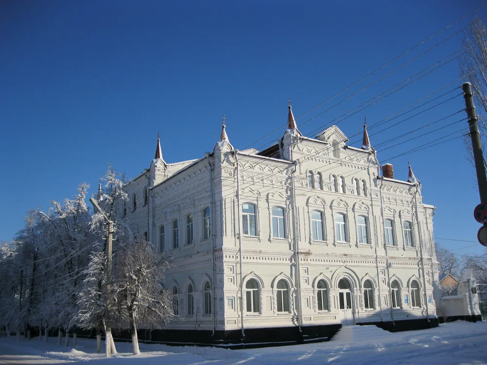 Главный корпус с церковью Трех святителей