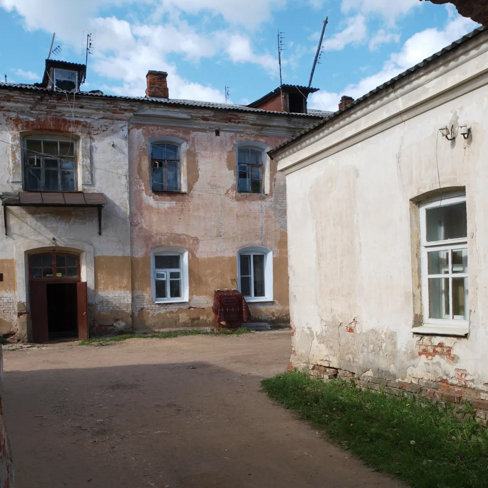 Здание тюрьмы с церковью (Боровск)