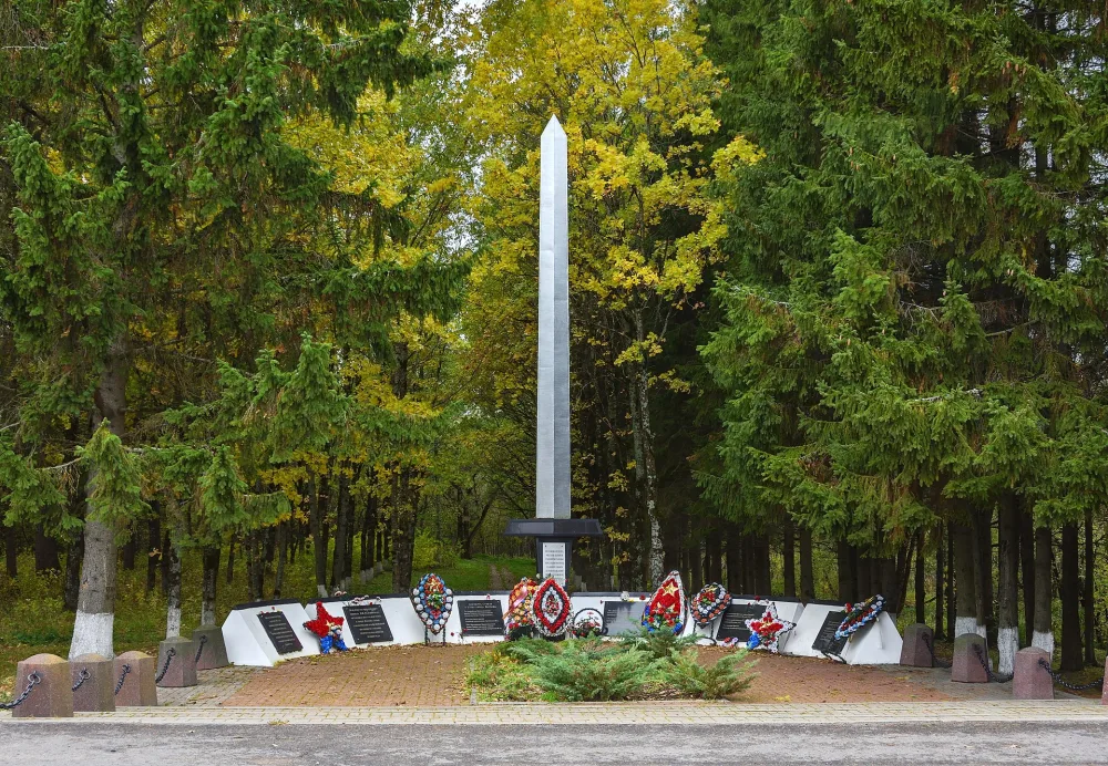 Памятный знак-стела (Волхов)