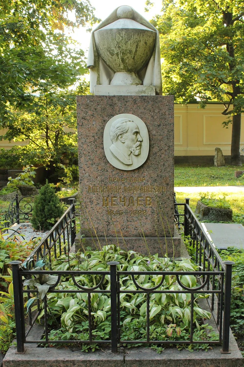 Могила А.А. Нечаева (1845-1922), терапевта