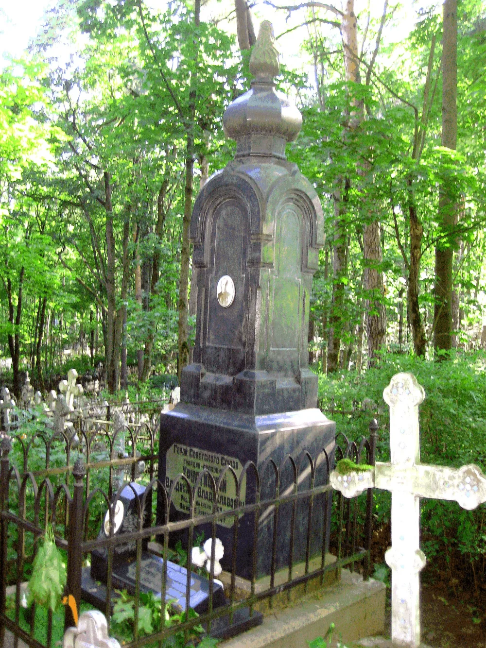 Могила В.В. Хрустицкого (1902-1944), Героя Советского Союза