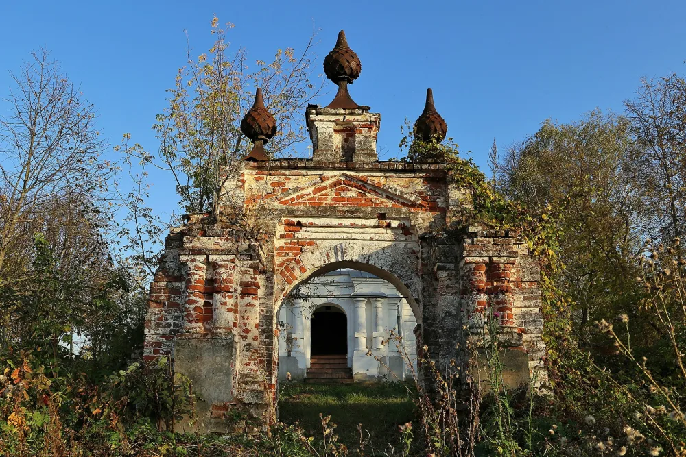 Ограда с воротами (Ярлыково)