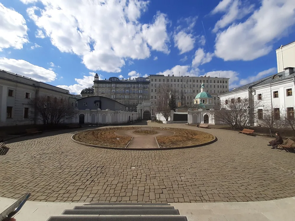 Парадный двор (Арбат)