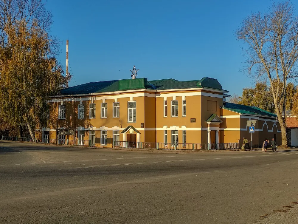 Здание бывшего крестьянского поземельного банка, где 17 февраля 1918 года провозглашено установление в Каменской волости Советской власти (Каменка)