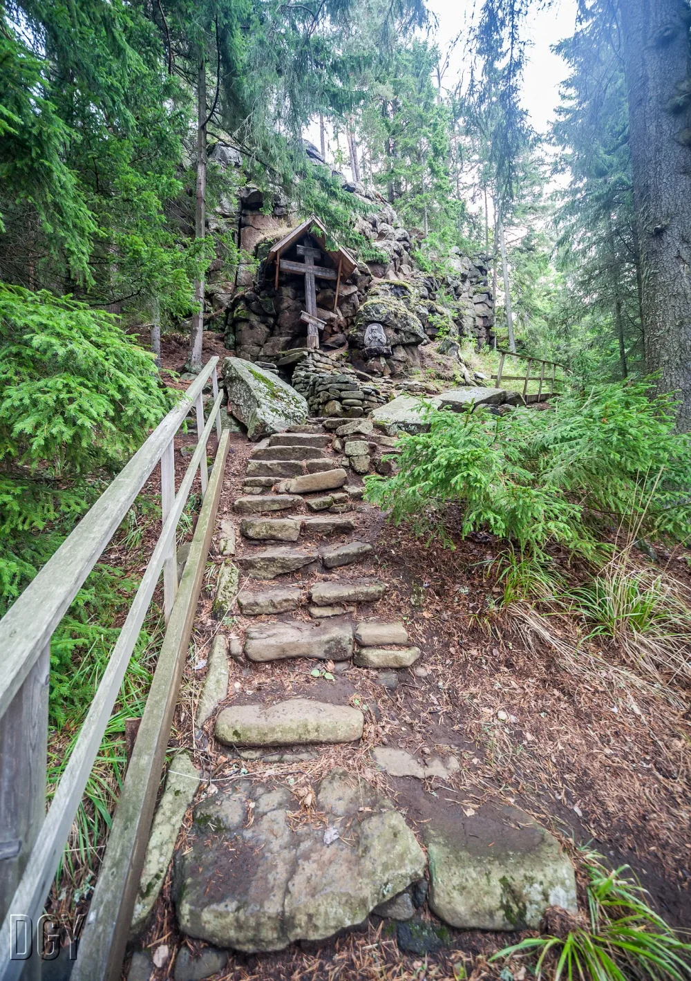 Лестница, ведущая в пещеру (Сортавальское г.п.)