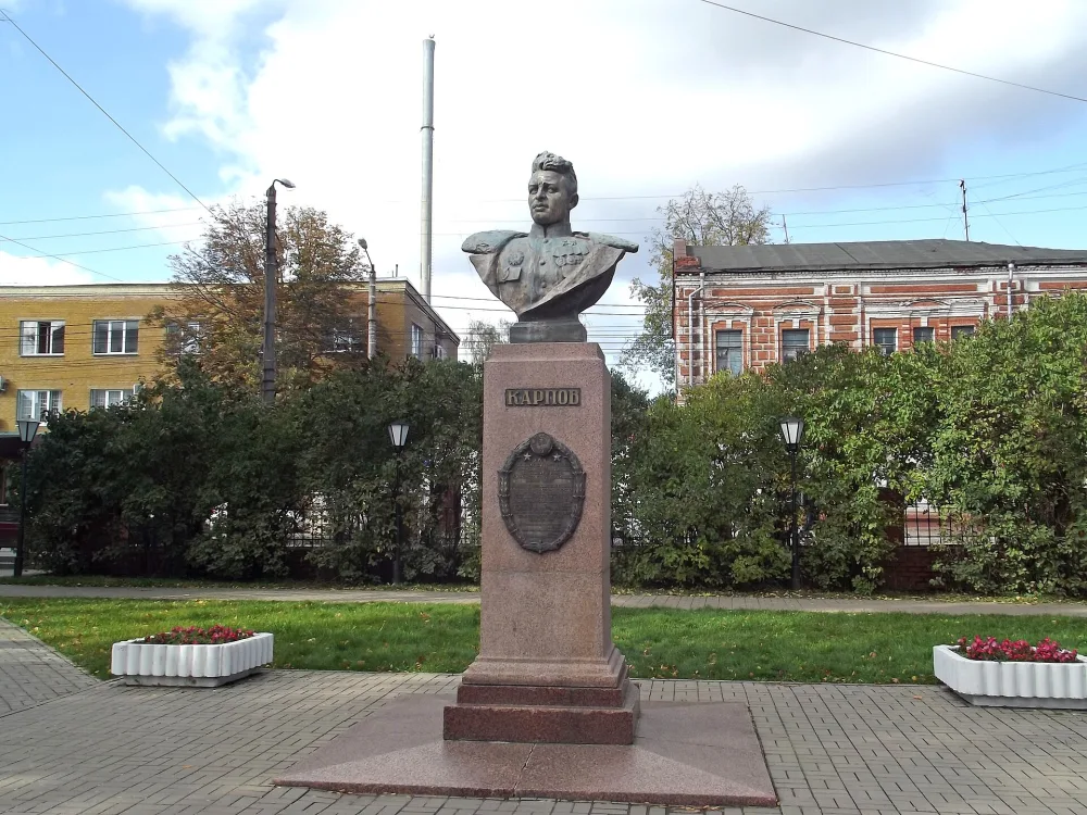 Бюст дважды Героя Советского Союза А. Т. Карпова (Калуга)