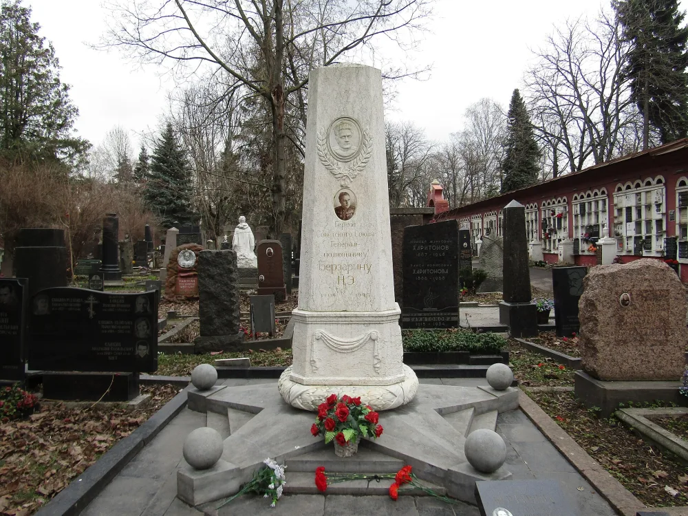 Могила, в которой похоронен Берзарин Николай Эрастович (1904-1945), генерал-полковник, Герой Советского Союза (Хамовники)