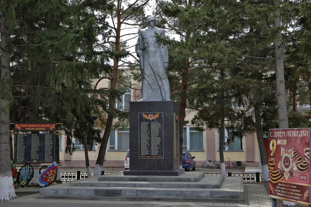 Памятник воинам-землякам, погибшим в годы Великой Отечественной войны 1941-1945 гг. (Розовка)