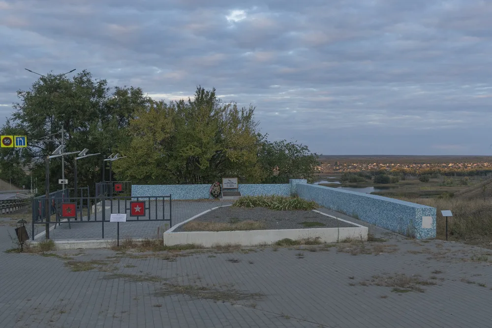 Братская могила советских лётчиков, погибших в период Сталинградской битвы