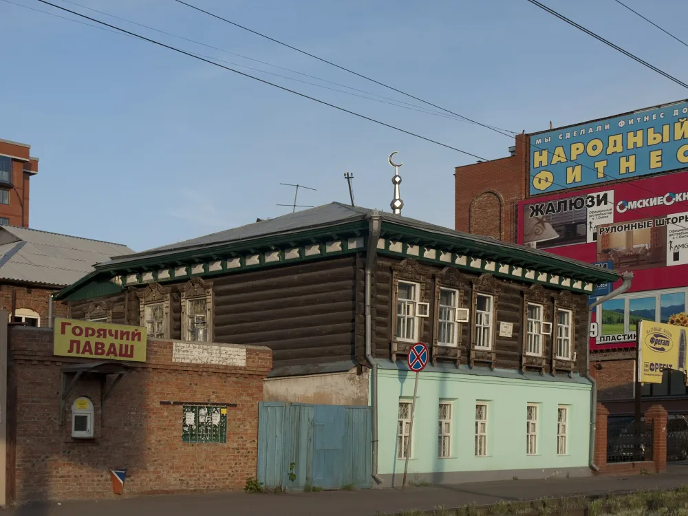 Жилой дом мещанина Д.В. Проскурякова, образец застройки улицы (Омск)