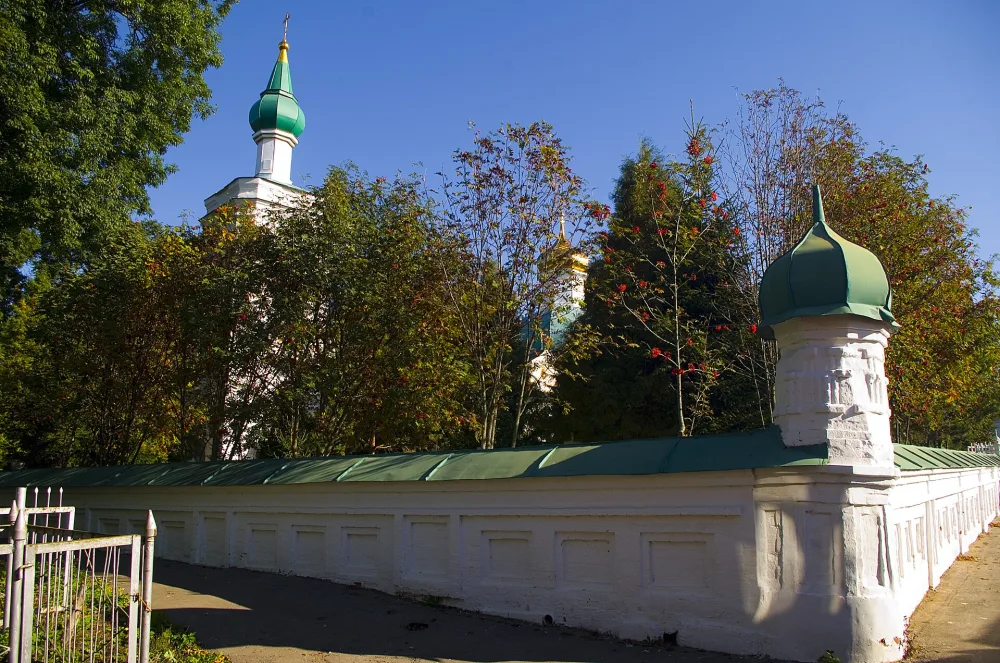Ограда с воротами (Кочаки)