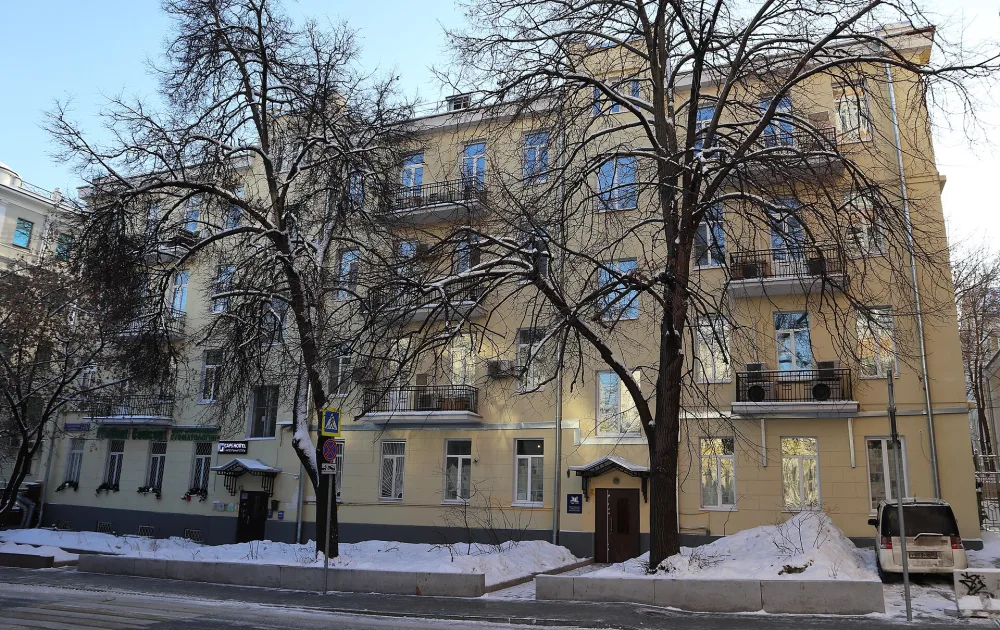 Дом, в котором в квартире № 1 в 1972-1986 гг. жил и работал художник А.Т. Зверев (Хамовники)