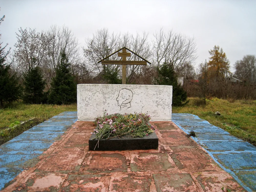 Памятник герою Отечественной войны 1812 г. П.И. Багратиону (1765-1812) на месте первоначального его захоронения (Сима)