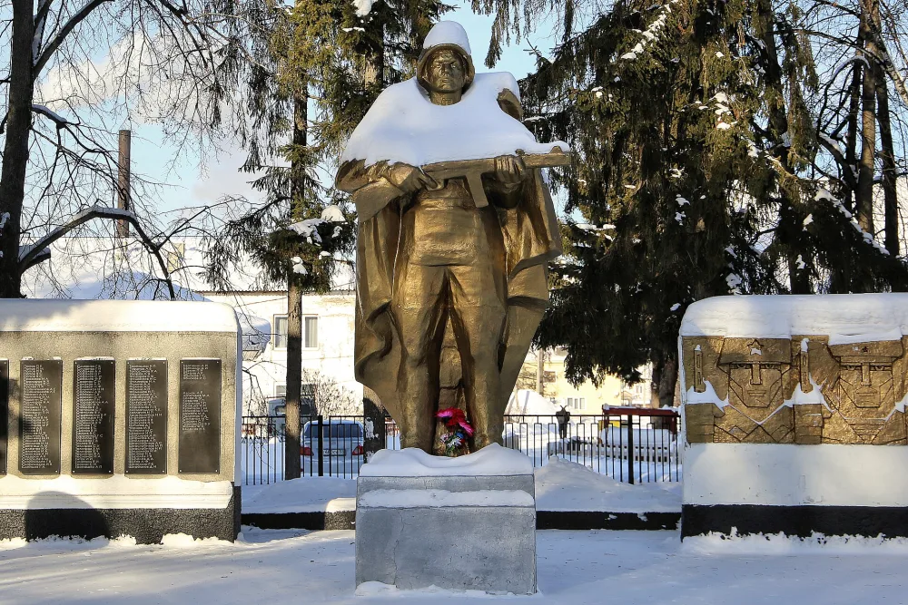 Памятник воинам-землякам, погибшим в годы Великой Отечественной войны 1941-1945 гг. (Тевриз)