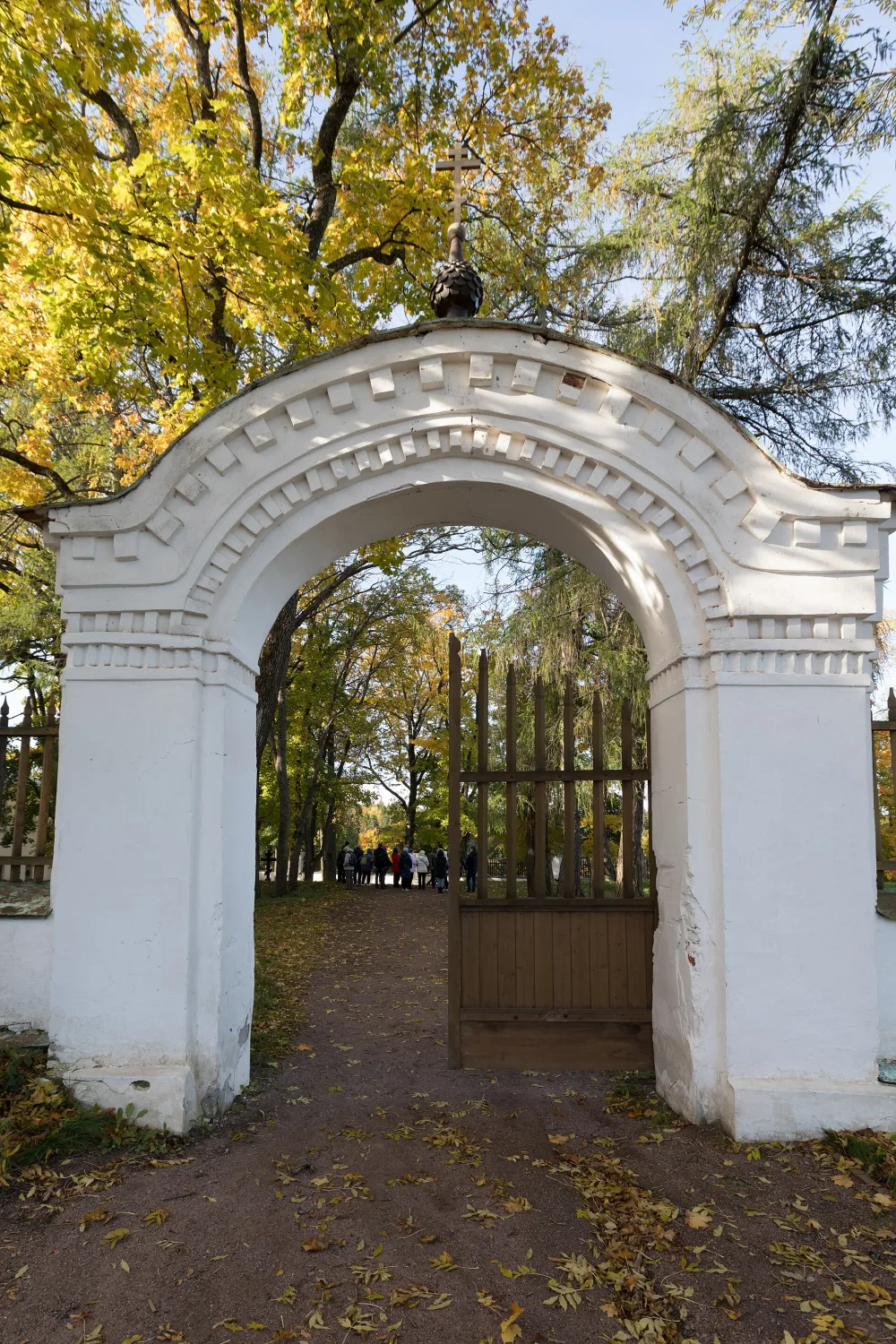 Старое братское кладбище с оградой и башнями (Сортавальское г.п.)