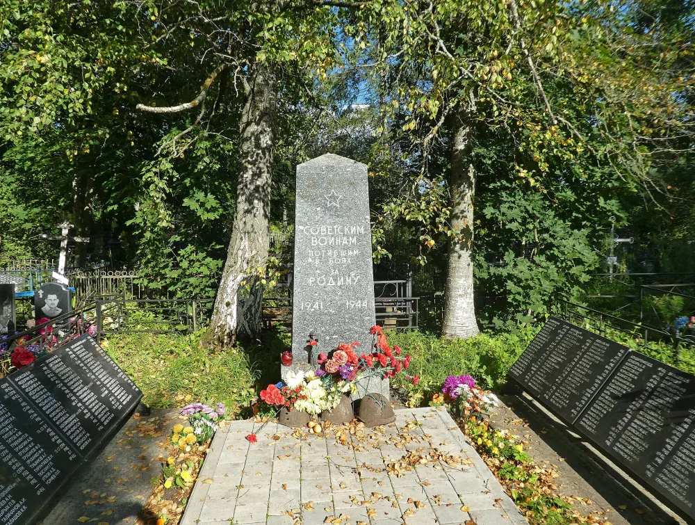 Братская могила советских воинов, погибших в боях с фашистами (Шум)