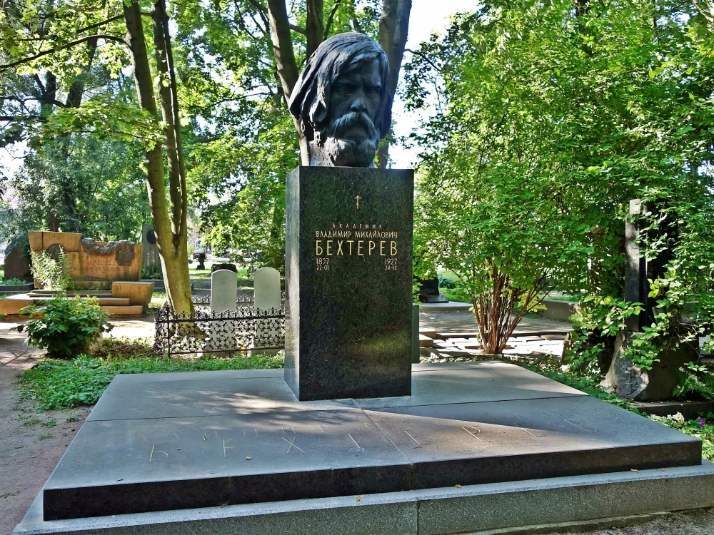 Могила и надгробие В.М. Бехтерева (1857-1927), невропатолога