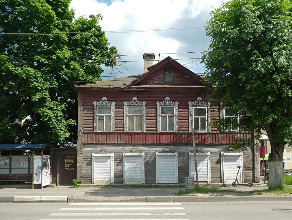 Жилой дом (Луга)