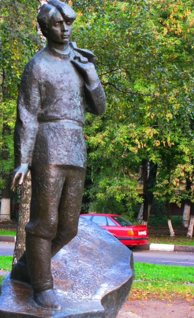 Памятник Есенину на Есенинском бульваре