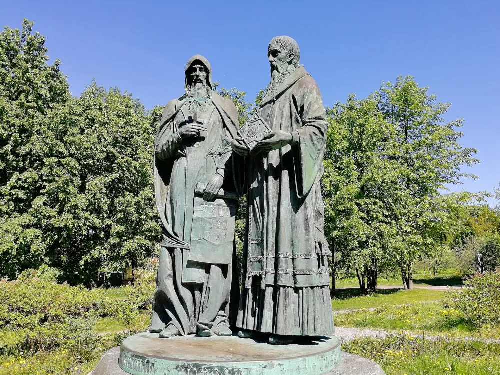 памятник Кириллу и Мифодию