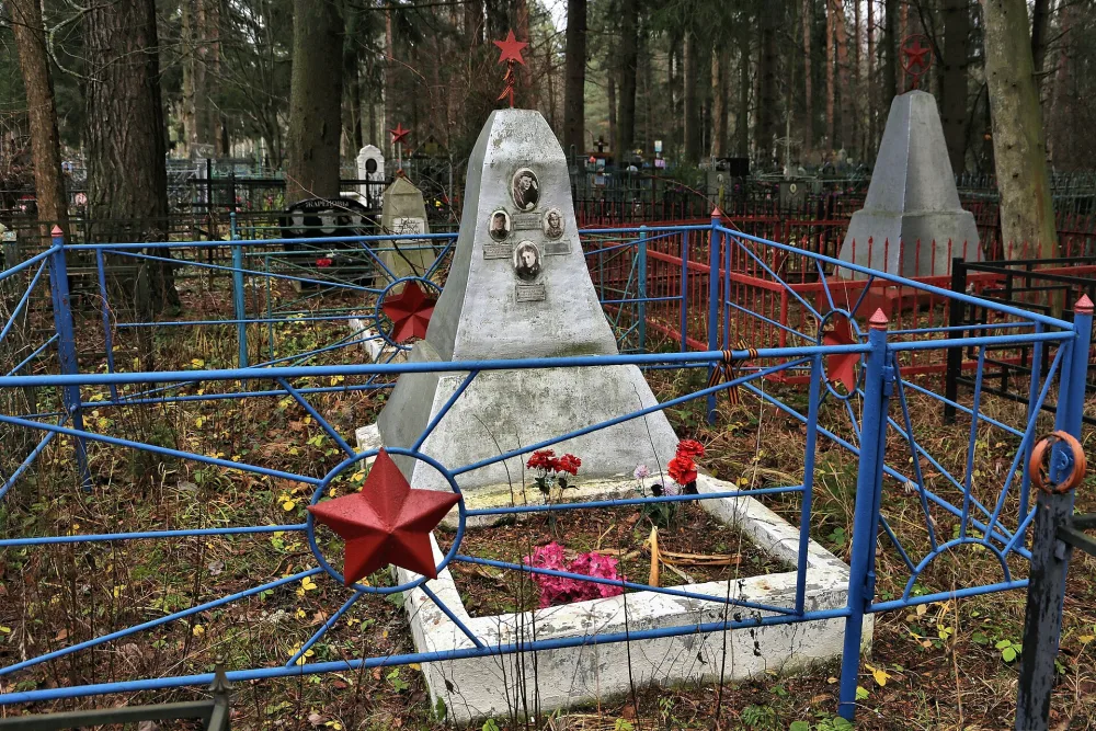 Братская могила летчиков, погибших при выполнении боевого задания 15 сентября 1943 г. (Киржач)