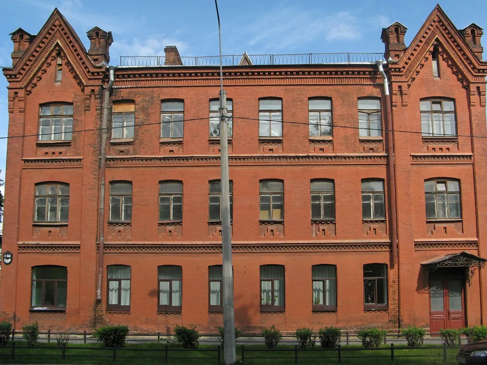 Приемный покой с канцелярией, амбулаторией и аптекой