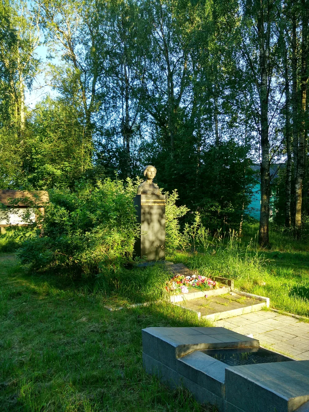 Памятник Герою Советского Союза М.В. Мелентьевой (Пряжа)