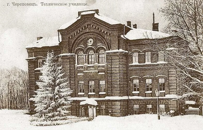 Здание, где в техническом училище учился Герой Советского Союза, В.П. Чкалов. Здесь в лесомеханическом техникуме учились Герои Советского Союза В.М. Чернов и П.А. Макаров
