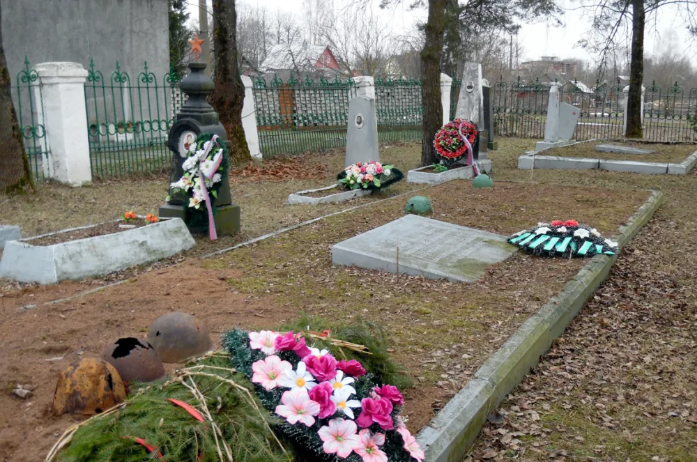 Братская могила советских воинов, погибших в боях с фашистами (Новоржев)