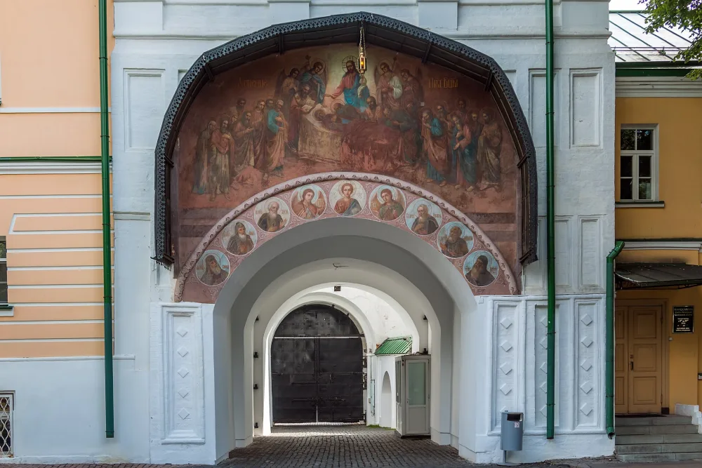 Успенский келейный корпус с ярусом часозвони (Сергиев Посад)