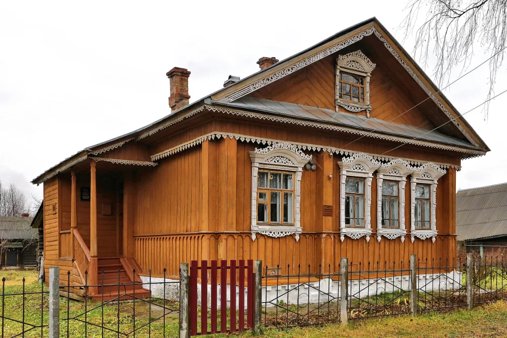 Дом, в котором родился и с 1888 по 1979 гг. жил и работал художник-палешанин, народный артист СССР Н.М. Зиновьев (Дягилево)