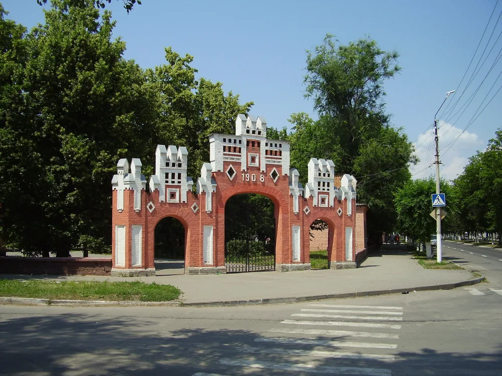 Ограда с воротами городского парка